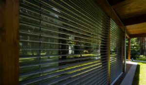 Oscuranti frangisole dettaglio esterno villa Vitanova Kager