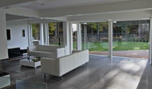 Soggiorno villa lusso legno vetro Vita Nova Kager