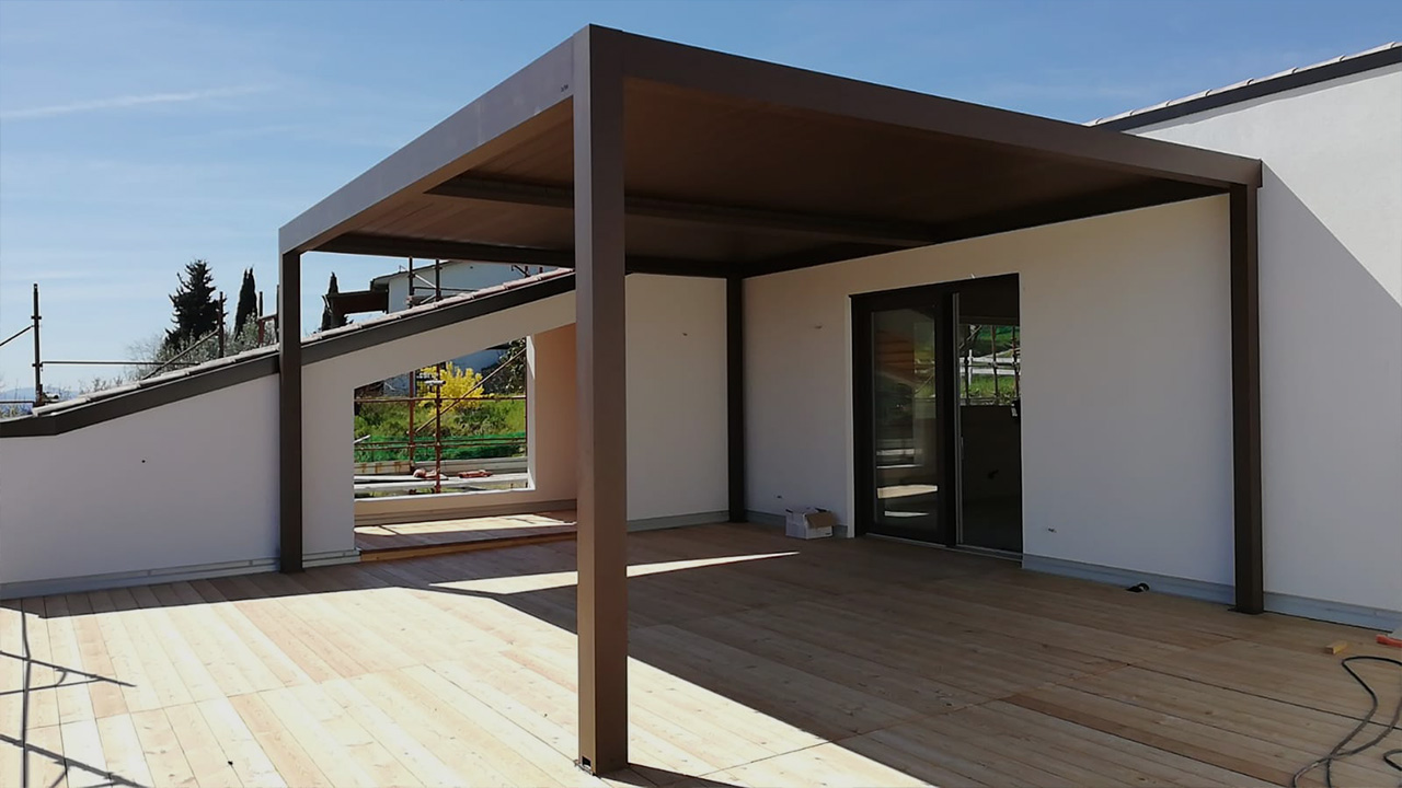 Villa lusso legno vetro terrazzo Firenze